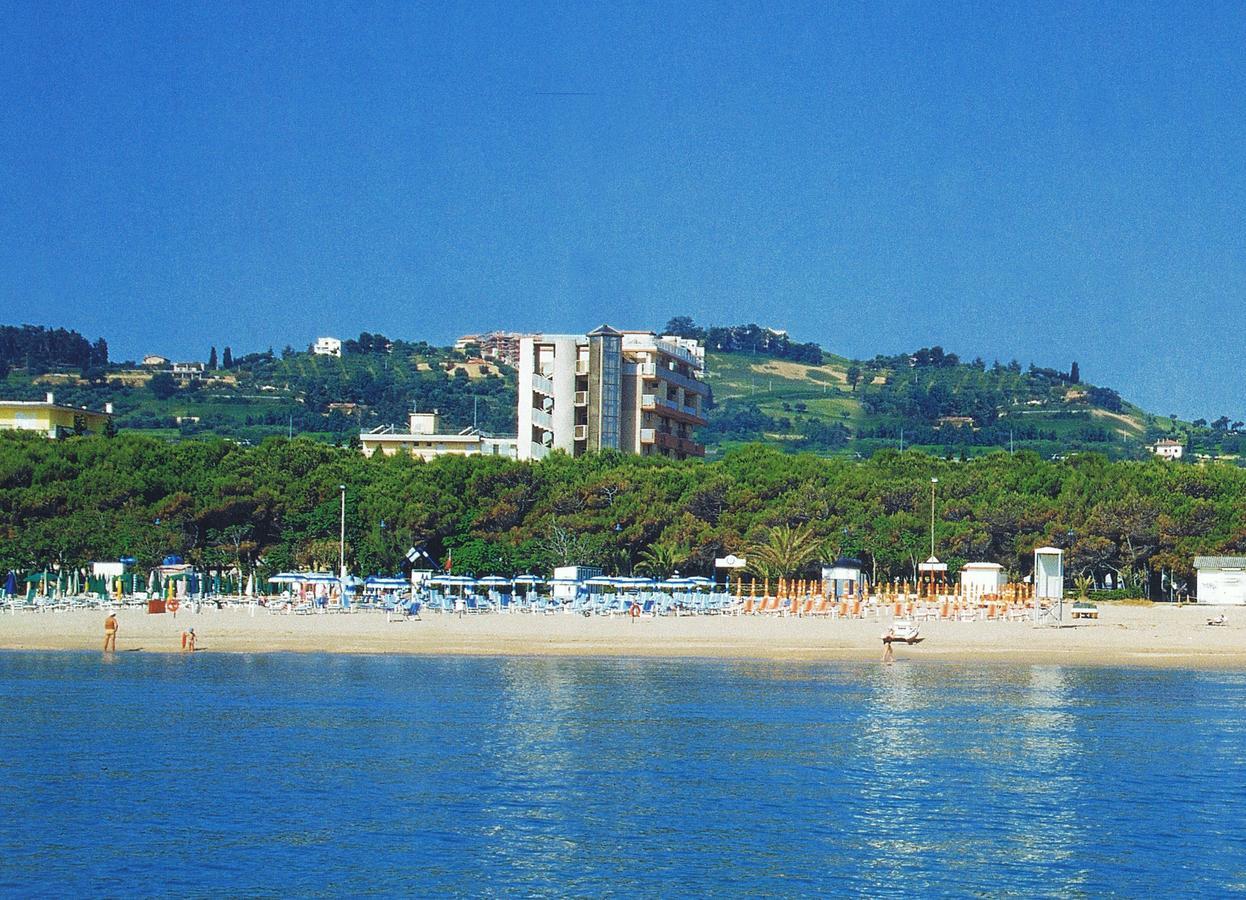 Hotel Doge Alba Adriatica Exteriör bild